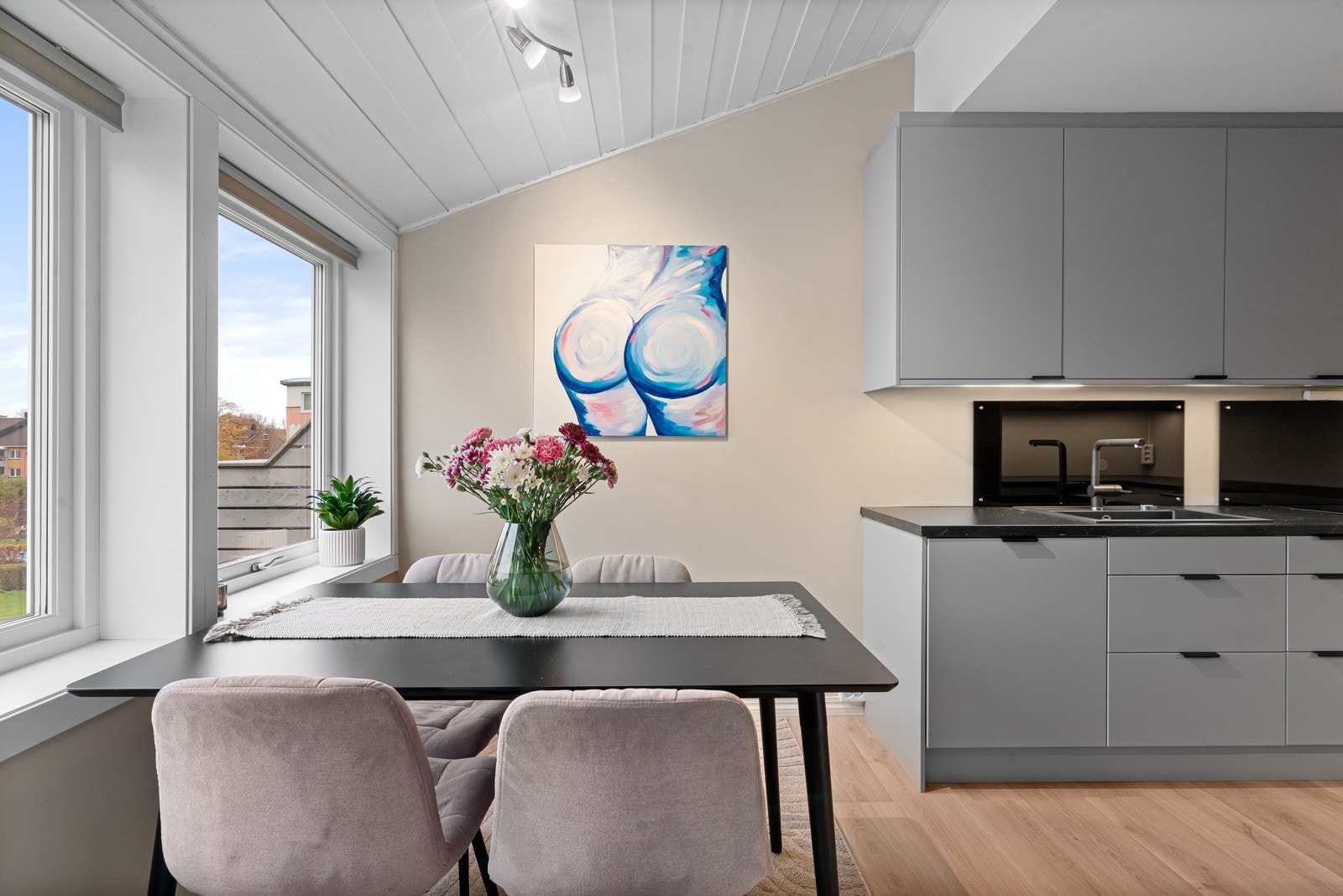 Det er god plass til spisegruppe på kjøkkenet. Galleribilde