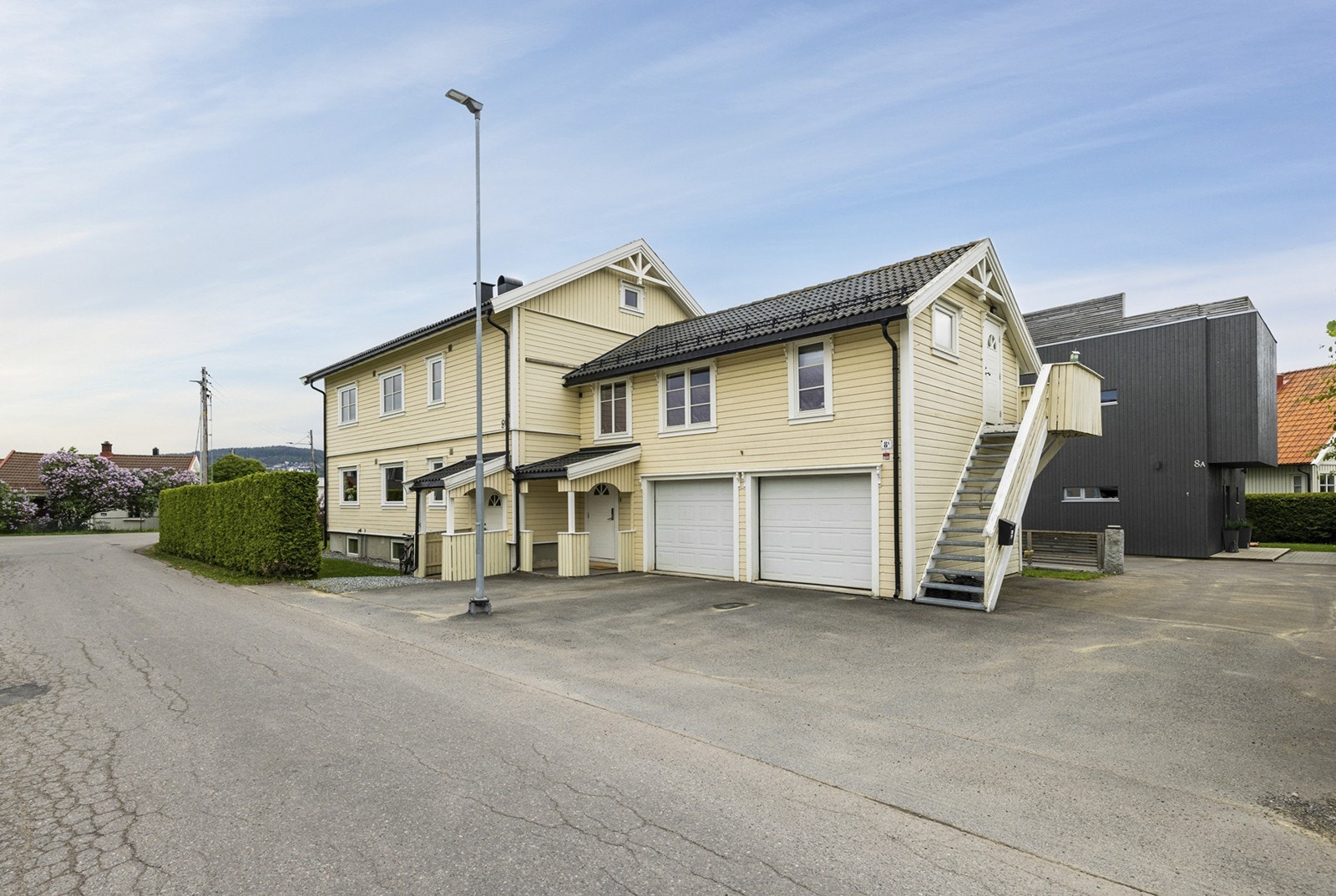 Her bor man i et meget sentralt og barnevennlig område på Volla, med gangavstand til tog, butikker, restauranter og fine turmuligheter rundt Nebbursvollen. Galleribilde