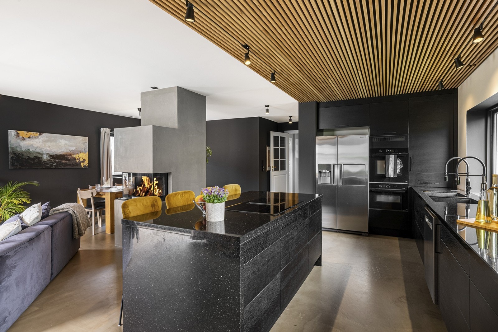 Kjøkkenøy mot stue skaper et naturlig skille mellom rommene, samtidig som det oppleves som sosialt. Galleribilde