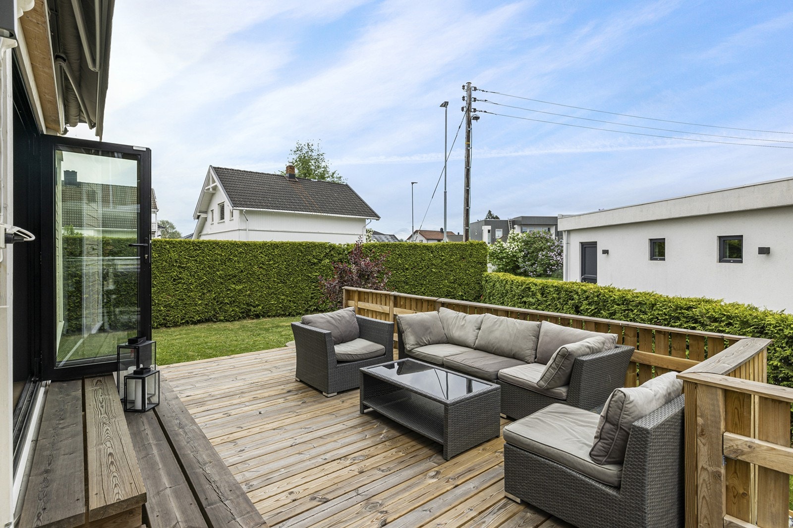 Fra terrassen kan du trå rett ut i den store og fine hagen som er skjermet med hekk. Galleribilde