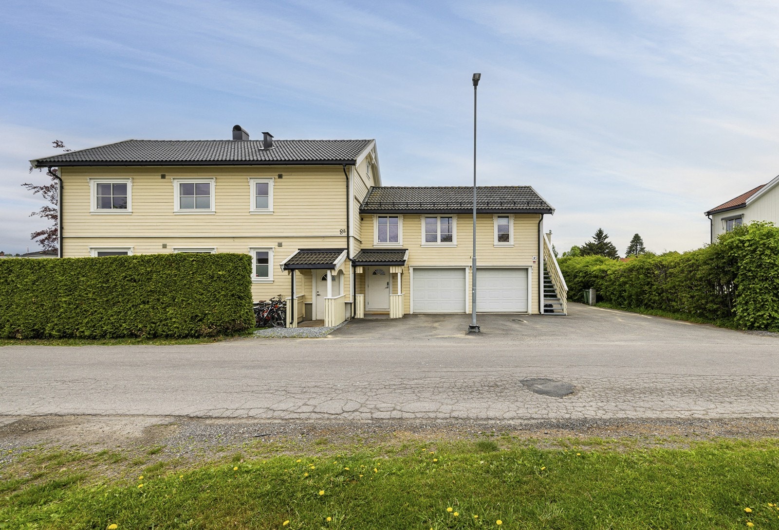 En større enebolig over fire plan med dobbelgarasje, nærhet til alt du behøver. Galleribilde