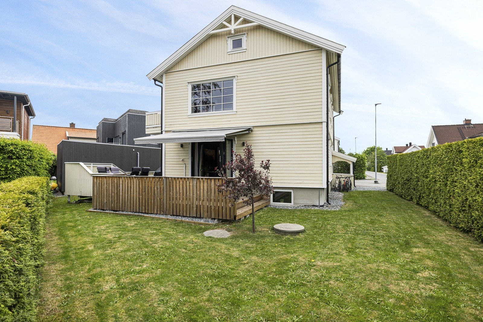 Tomten byr på gode solforhold og kan nytes til fulle på flere herlige uteplasser. Galleribilde