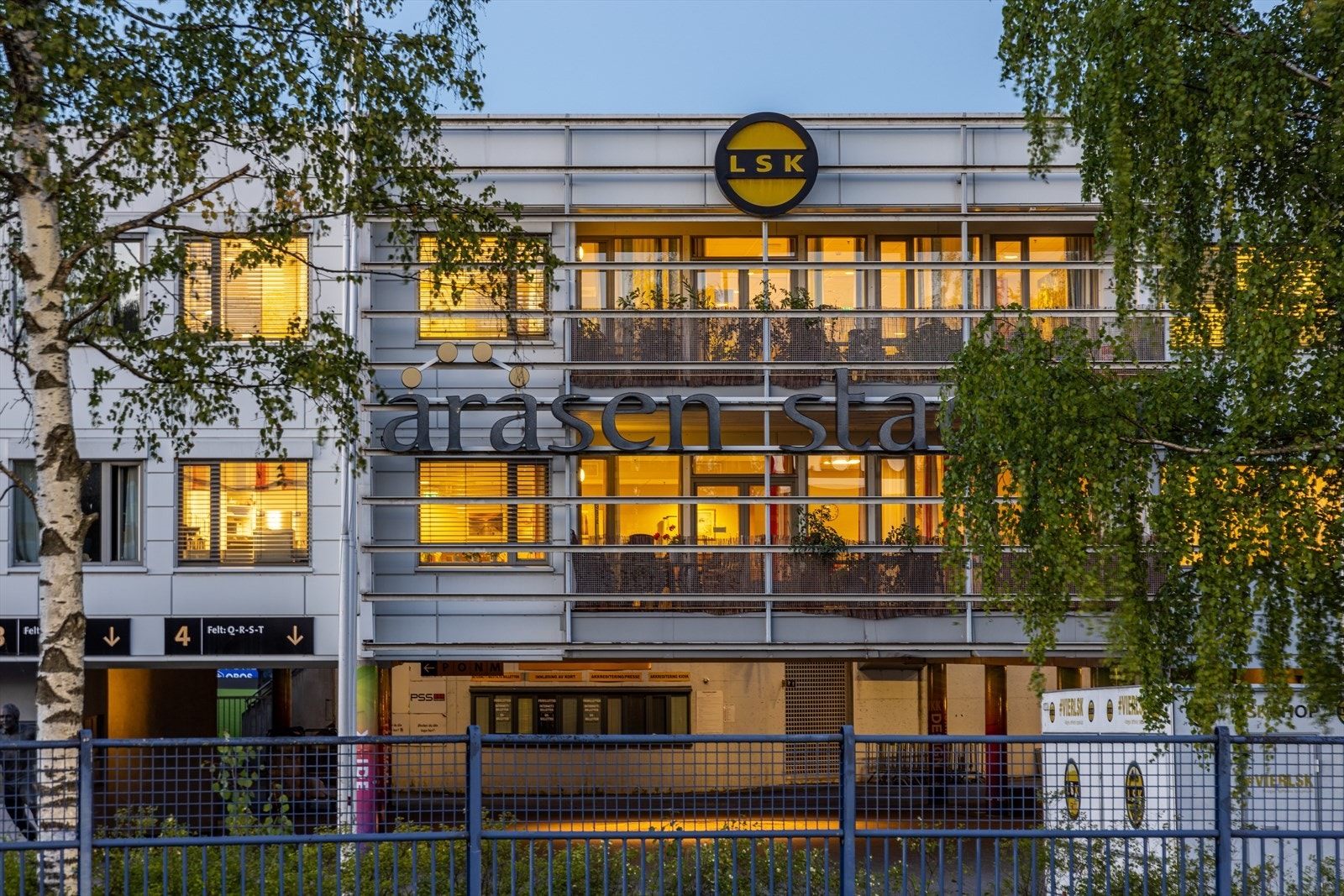 Åråsen stadion er en fotballstadion på Kjeller i Lillestrøm kommune i Akershus og stadionet er Lillestrøm Sportsklubbs hjemmebane. Galleribilde