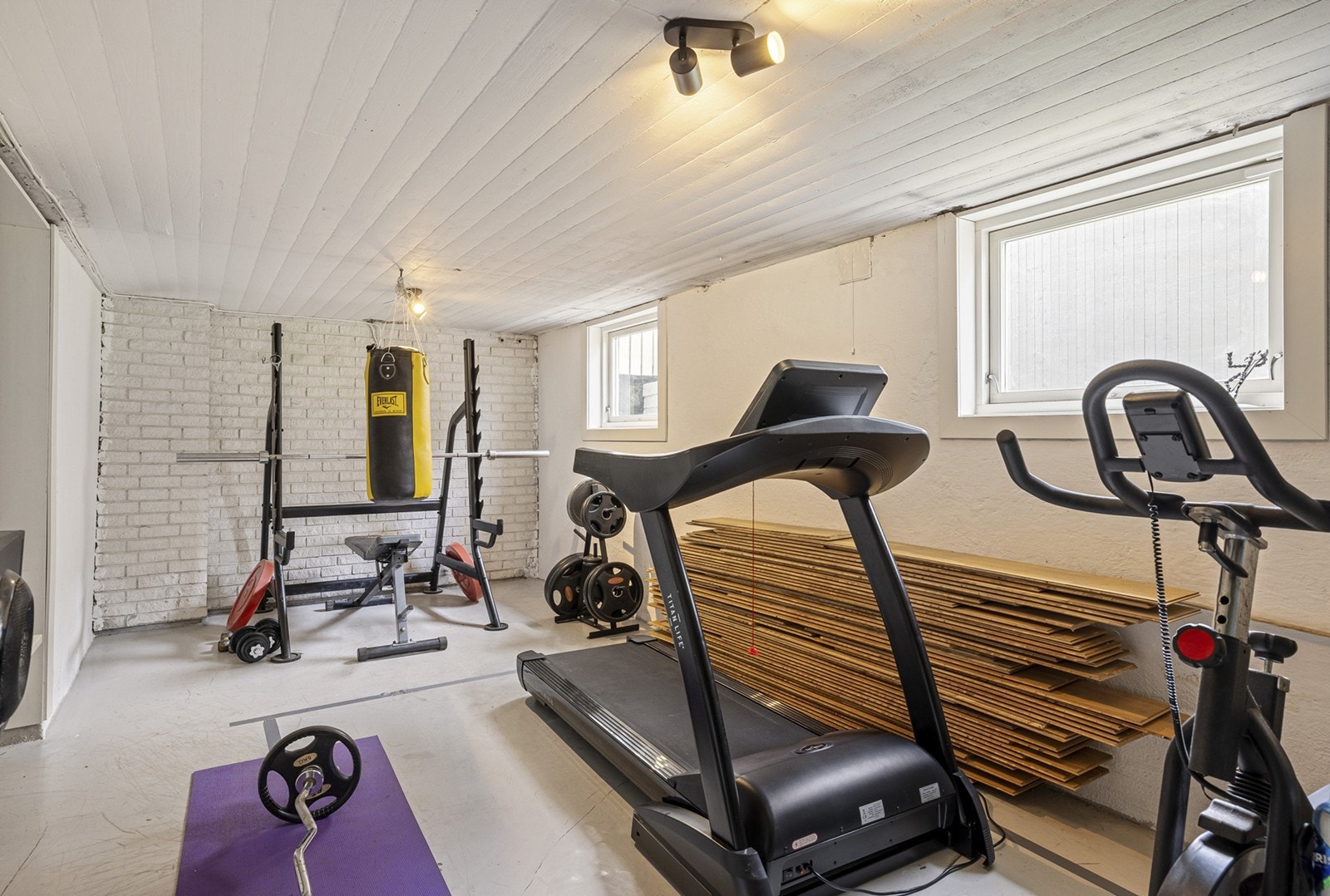 I kjelleretasjen er det god oppbevaringsplass i flere boder. Her finnes også vaskerom/bad/badstue. Galleribilde