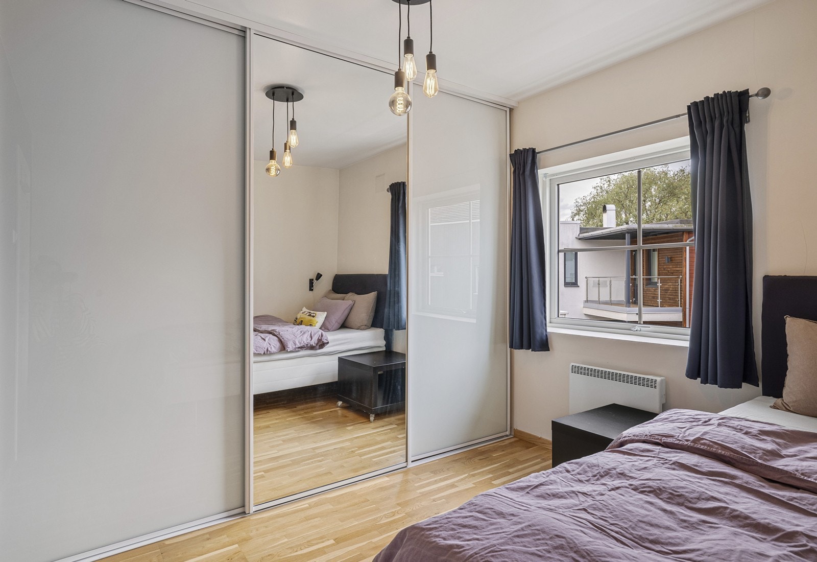 Soverom 3 - Skapløsningen på begge soverom har god oppbevaringsplass i store skyvedørsgarderober. Galleribilde