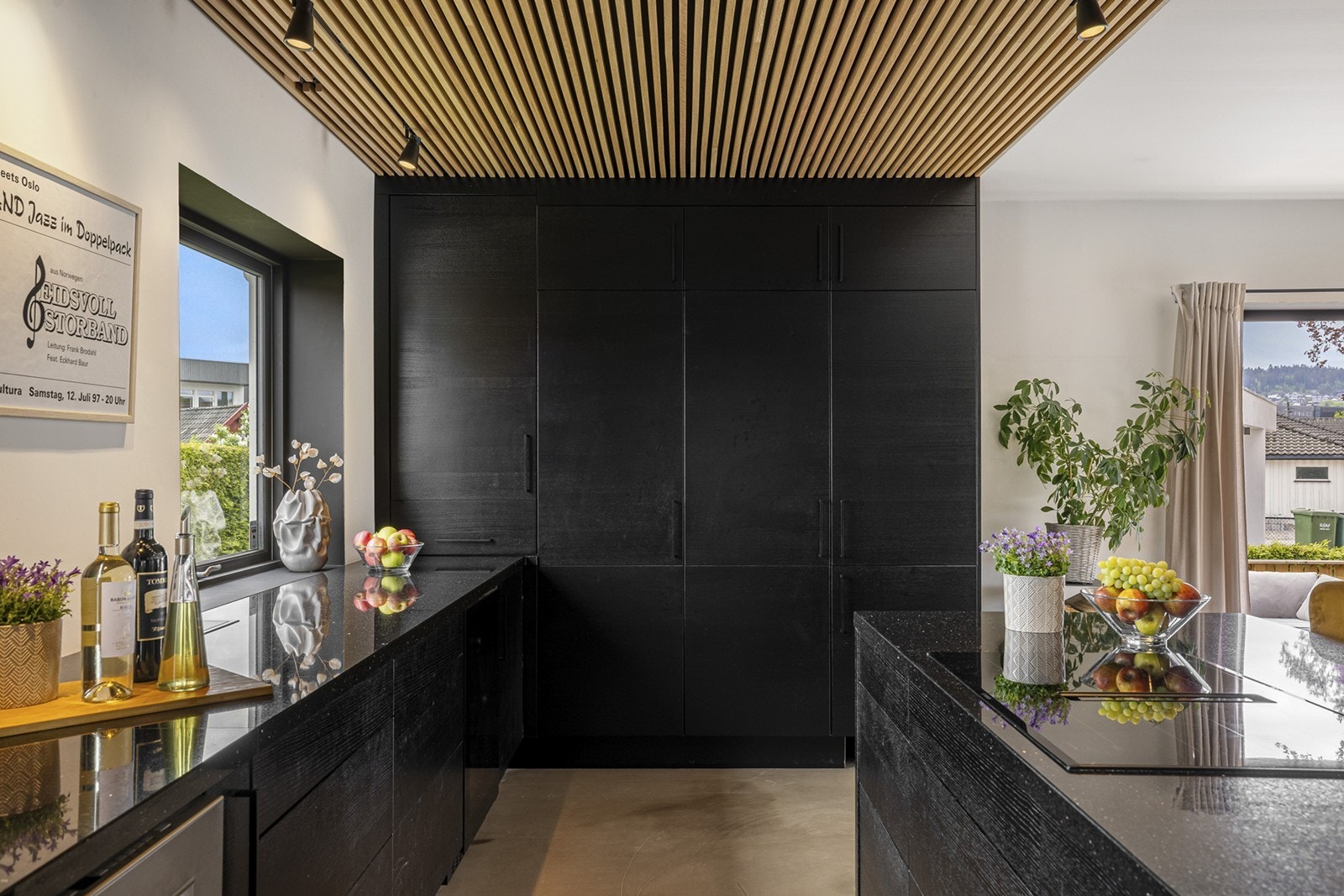 Et påkostet og stilrent kjøkken fra Epoq med god skap- og benkeplass. Galleribilde