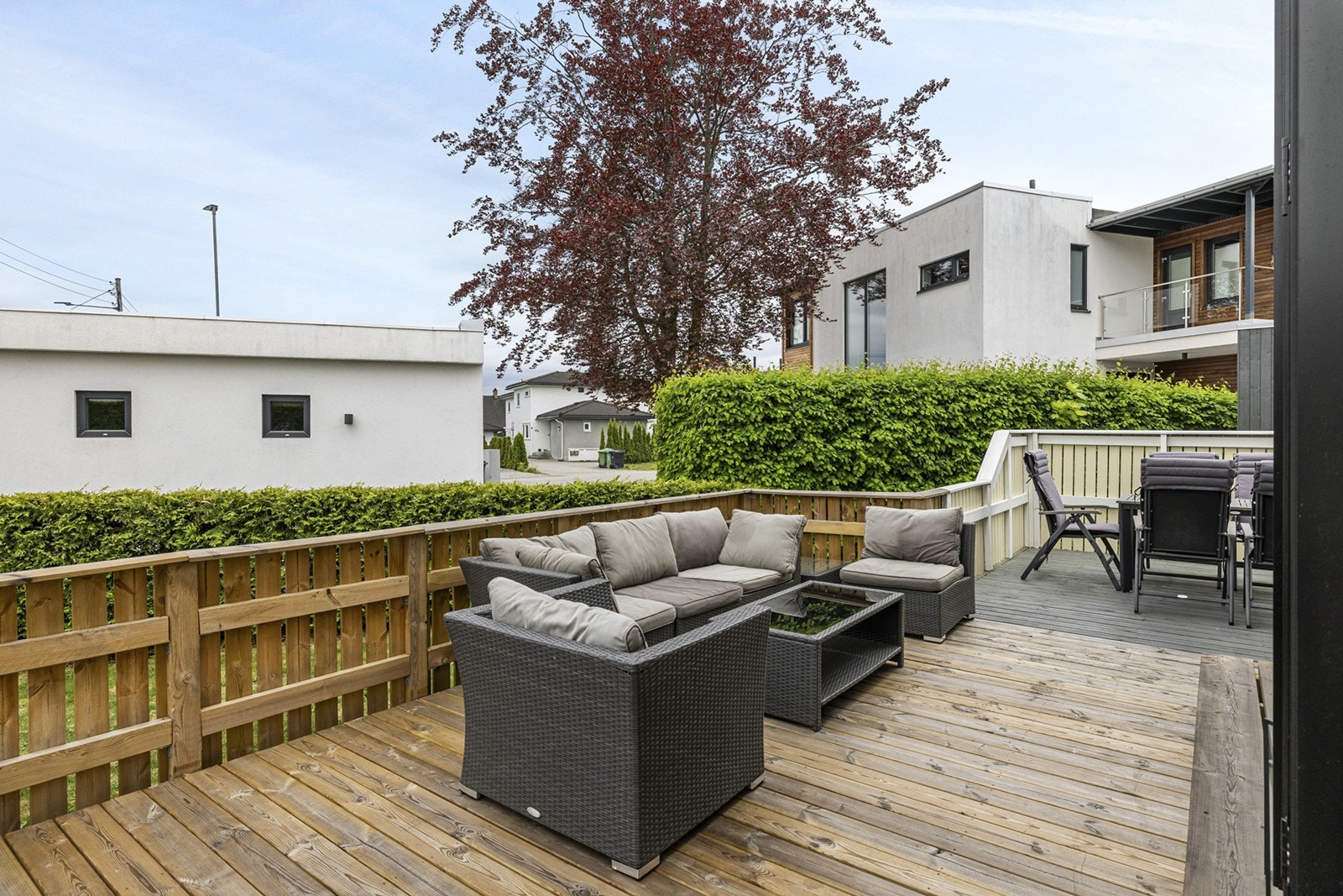 Her kan du enkelt skape en hyggelig uteplass med sofagruppe, spisebord og grill. Galleribilde