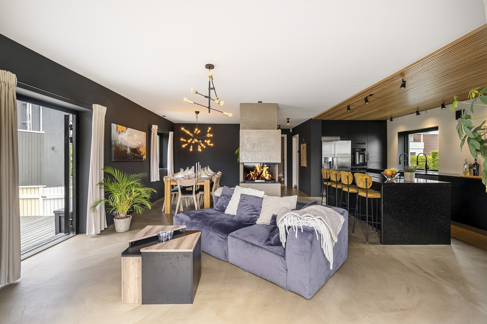 Det er fin utforming for sofagruppe og mediemøblement i egen sone, samt stort spisebord i praktisk tilknytning til kjøkkenet. Galleribilde