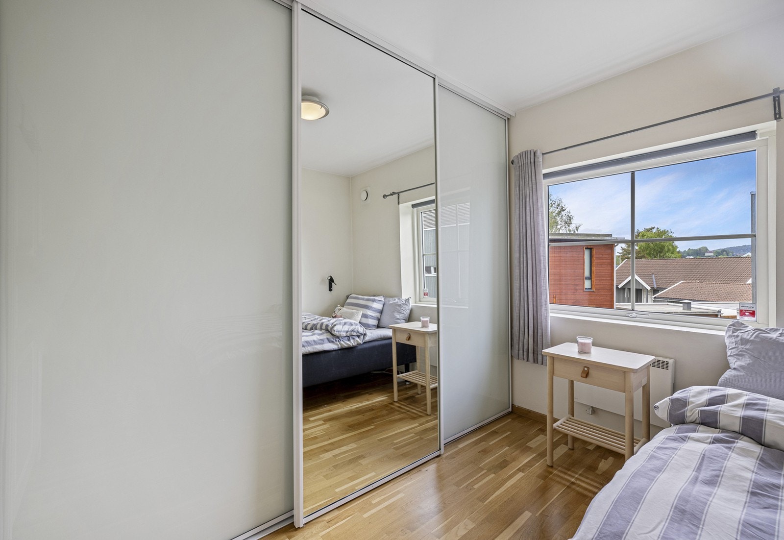 Soverom 2 - Begge soverom er lyse og luftige med gode vindusflater. Galleribilde