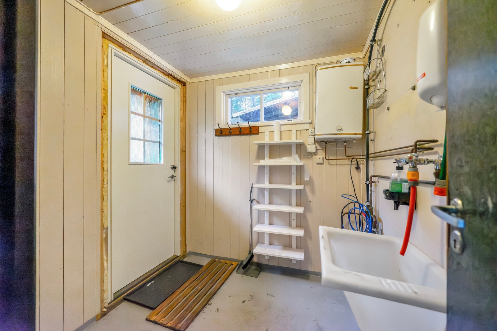 "Smittesluse" for veterinær. Isolert, innlagt vann og strøm. Galleribilde