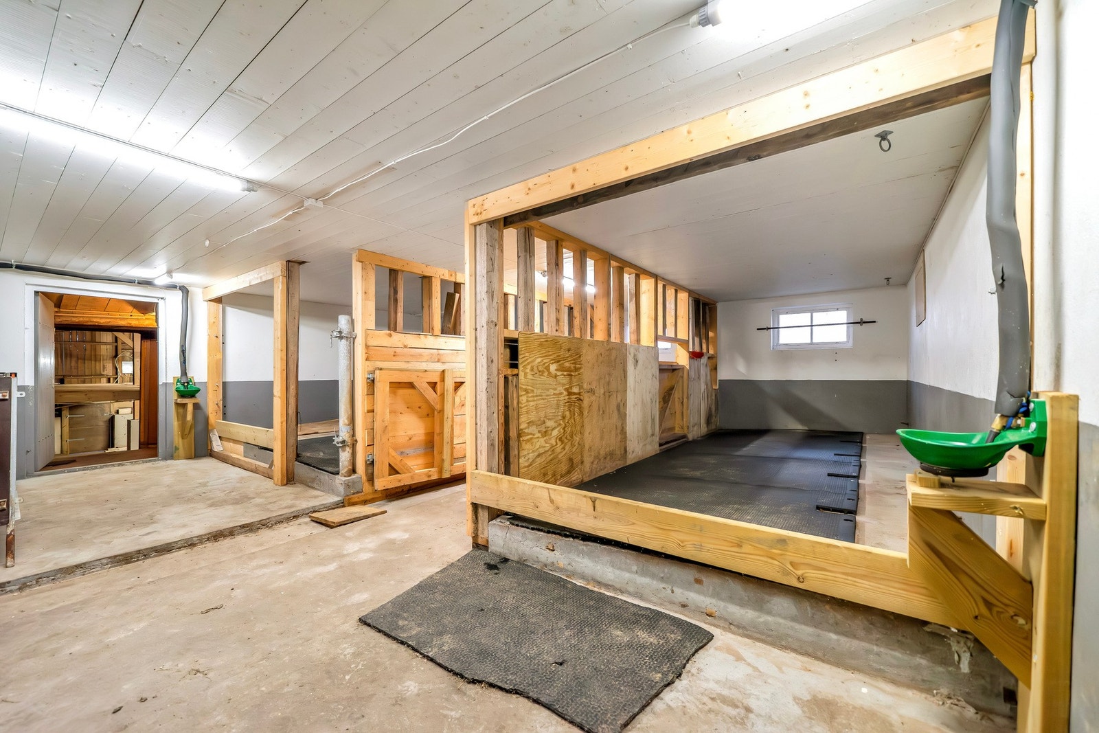 Rom med to store båser. Innlagt strøm og vann. Galleribilde