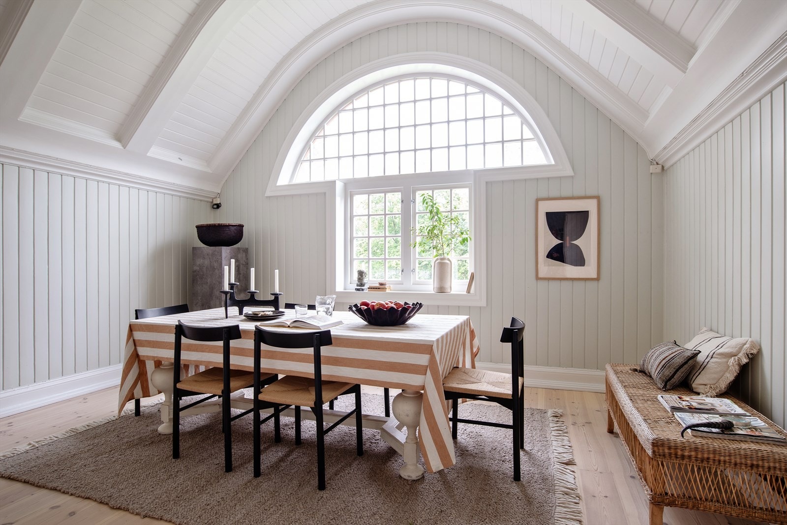 Store vindusflater som slipper inn godt med naturlig lys. Galleribilde