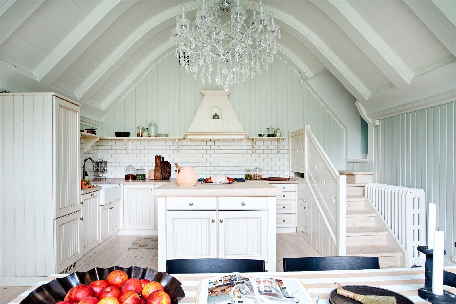 OS trekultur-kjøkkeninnredning med lysmalte slette og profilerte fronter av heltre malmfuru. Galleribilde