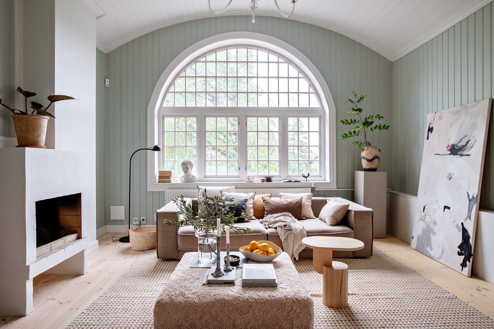 På toppen av Lagåsen, kun 7 minutter til fots fra Lysaker stasjon, finner du denne unike toppleiligheten i en historisk murvilla fra 1898. Galleribilde