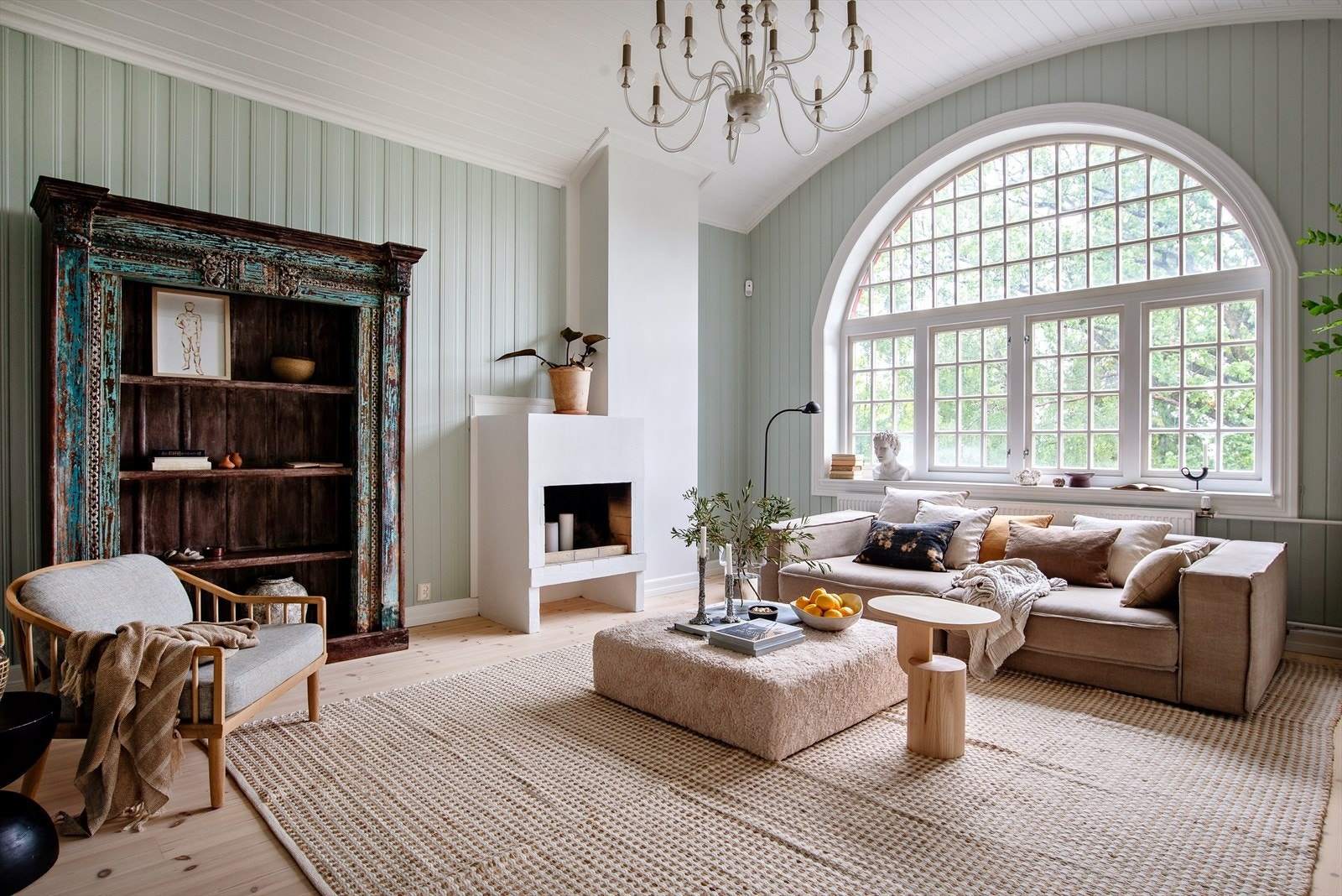 Den gode takhøyden gir stuen et luftig følelse. Galleribilde