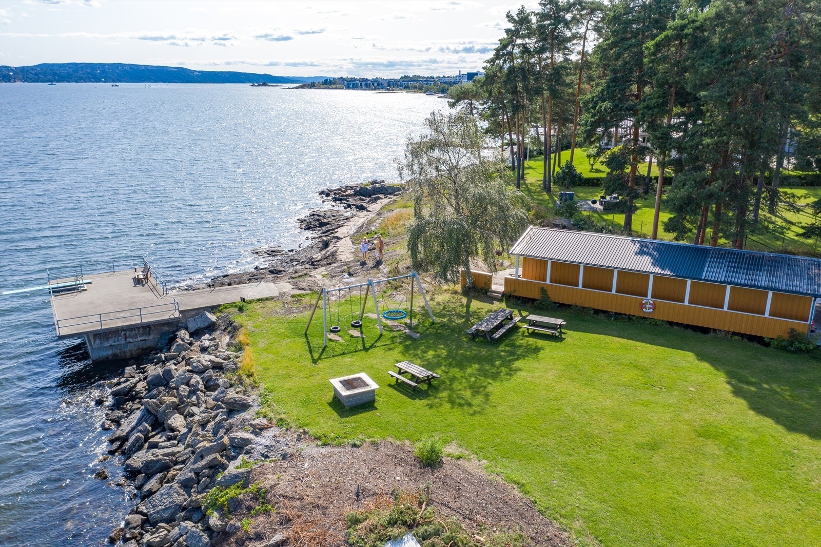 Området har egen velforening som for lang tid tilbake ble tildelt et flott strandområde til benyttelse for Lagåsen sine beboere. Galleribilde