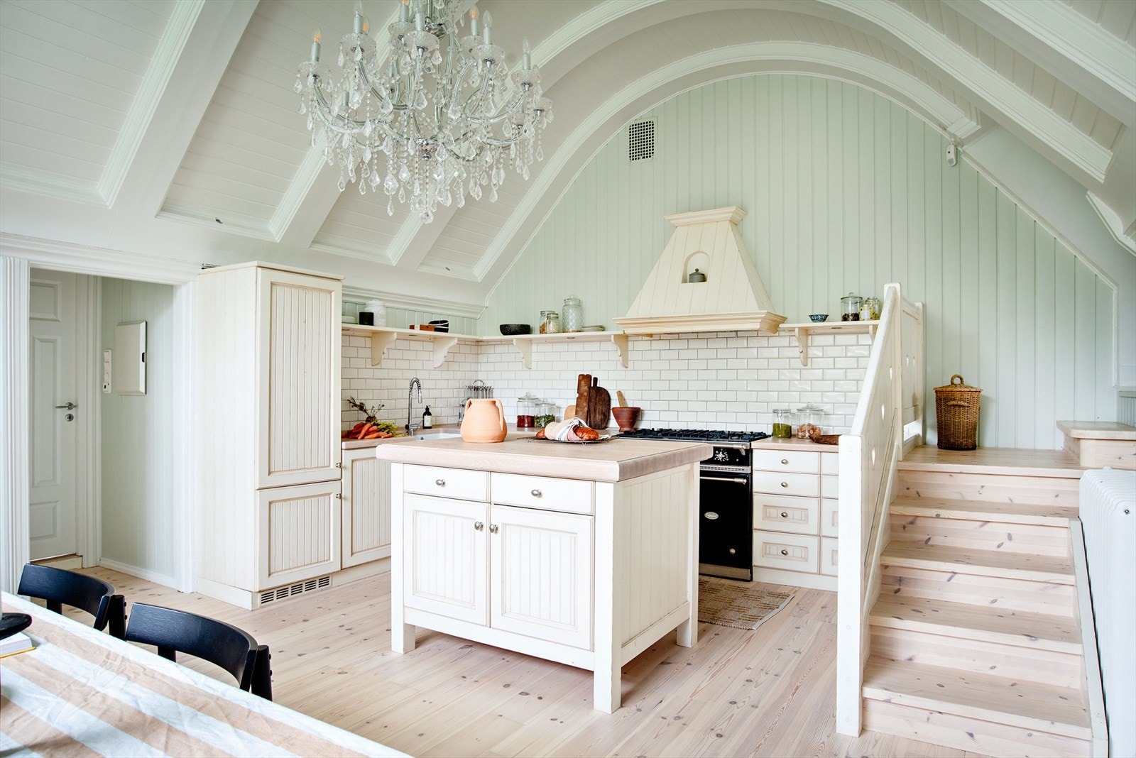 Kjøkkenet føles luftig da det ikke er montert overskap. Det er godt med oppbevaringsplass i skuffer og skap, samt mye arbeidsplass på benken. Galleribilde