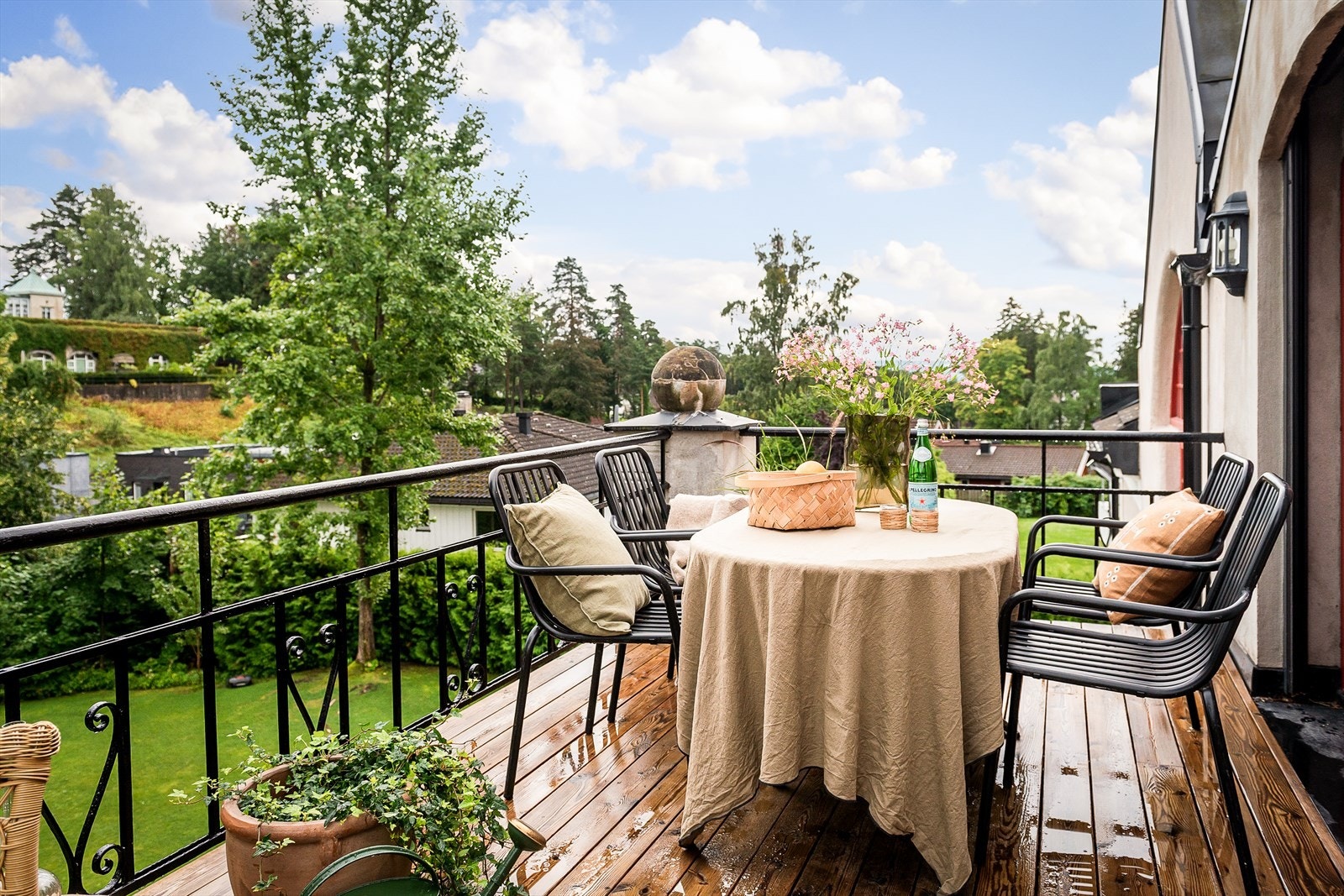 På Lagåsen bor du i naturskjønne, solrike og barnevennlige omgivelser med nærhet til sjøen, store friområder og grønne parker. Galleribilde