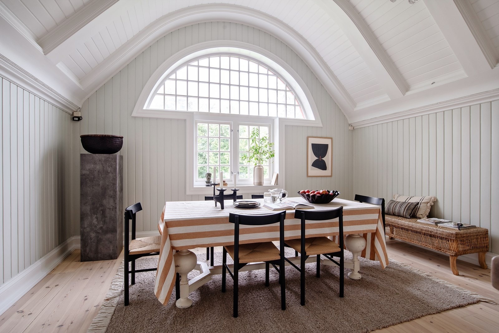 Vegg- og takoverflater er holdt i lyse og tidsriktige farger. Galleribilde