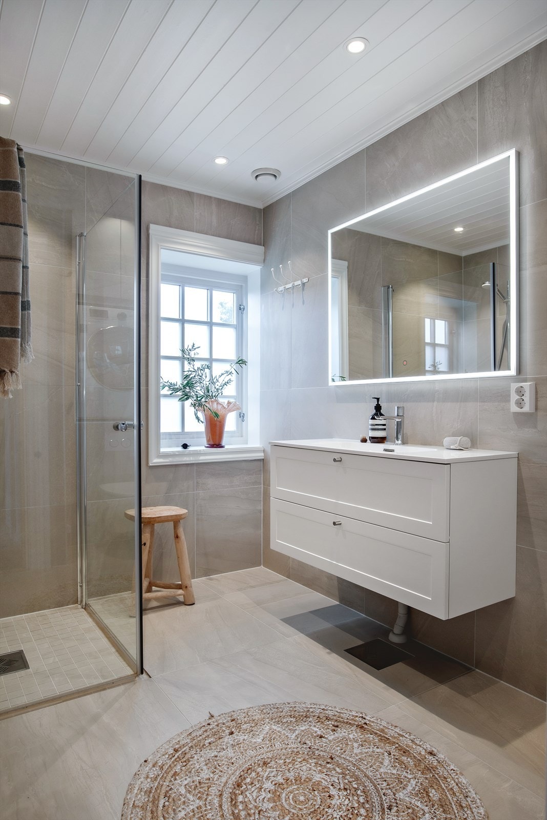 Boligen har god standard på innredninger, overflater og utstyr. Galleribilde