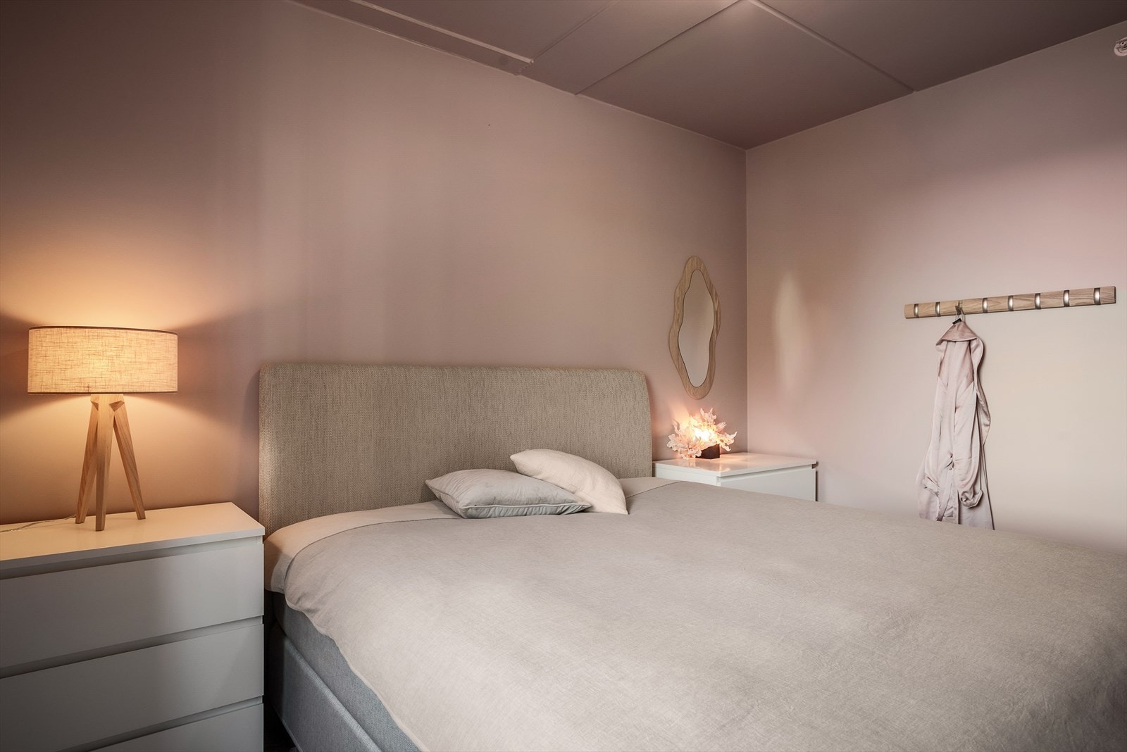 Hovedsoverommet er holdt i en dus rosa farge som gir rommet et lunt og harmonisk preg. Galleribilde