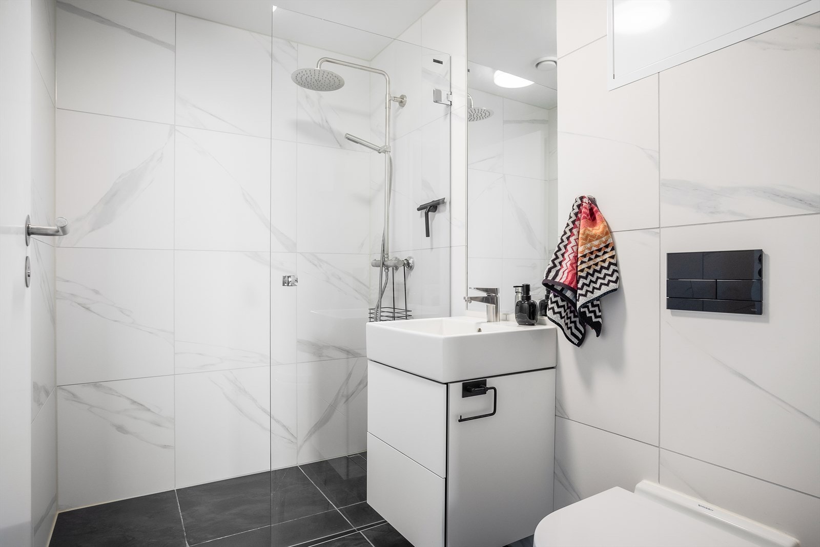 Leiligheten har to delikate baderom. Det ene badet har adkomst via mellomgang fra hovedsoverommet. Galleribilde