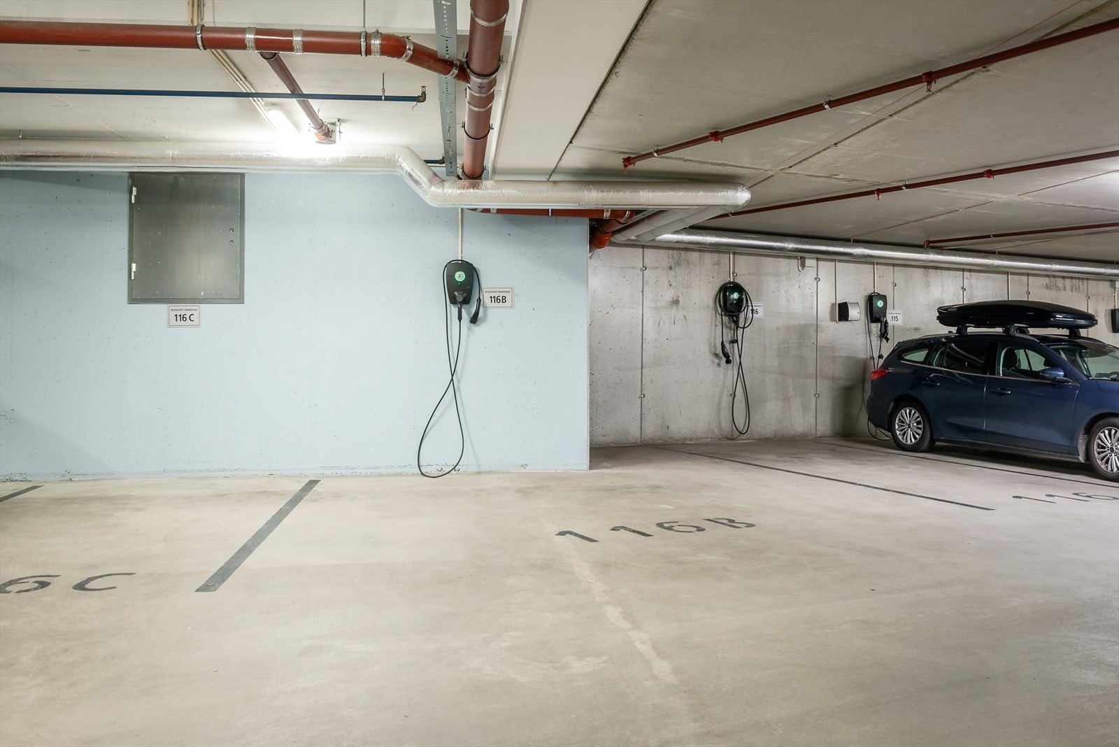Leiligheten har rett til å leie garasjeplass i felles parkeringskjeller, og selger har i dag leid en romslig plass nr. 116-B. Merk at plassen ikke er fast knyttet til leiligheten. Selger har montert elbil-lader på plassen. Galleribilde