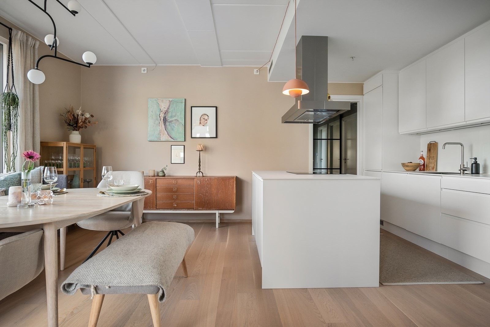 Moderne og stilrent kjøkken fra Aubo med hvite, glatte fronter. Galleribilde