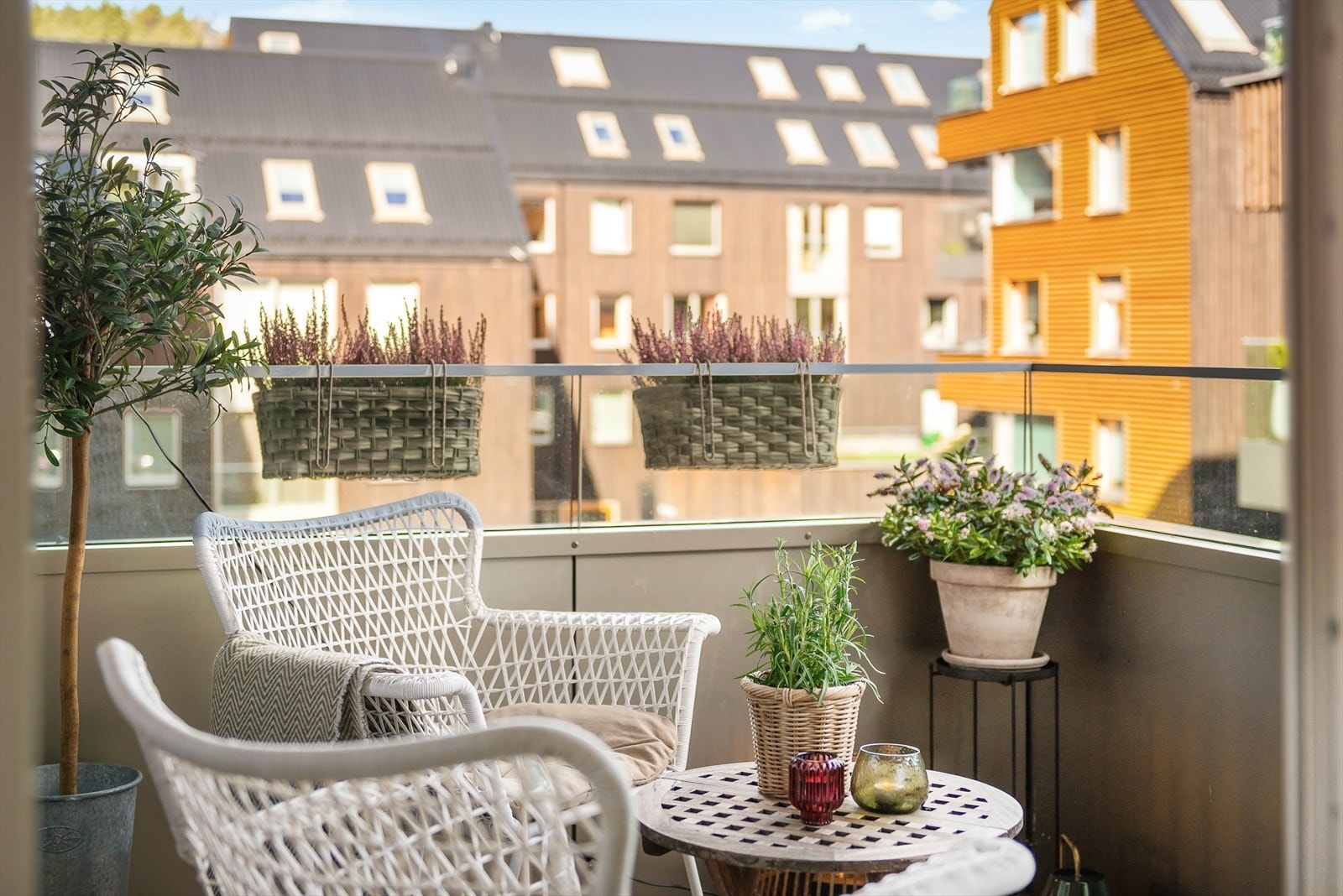 Balkongen har utelys og dobbel stikkontakt. Galleribilde