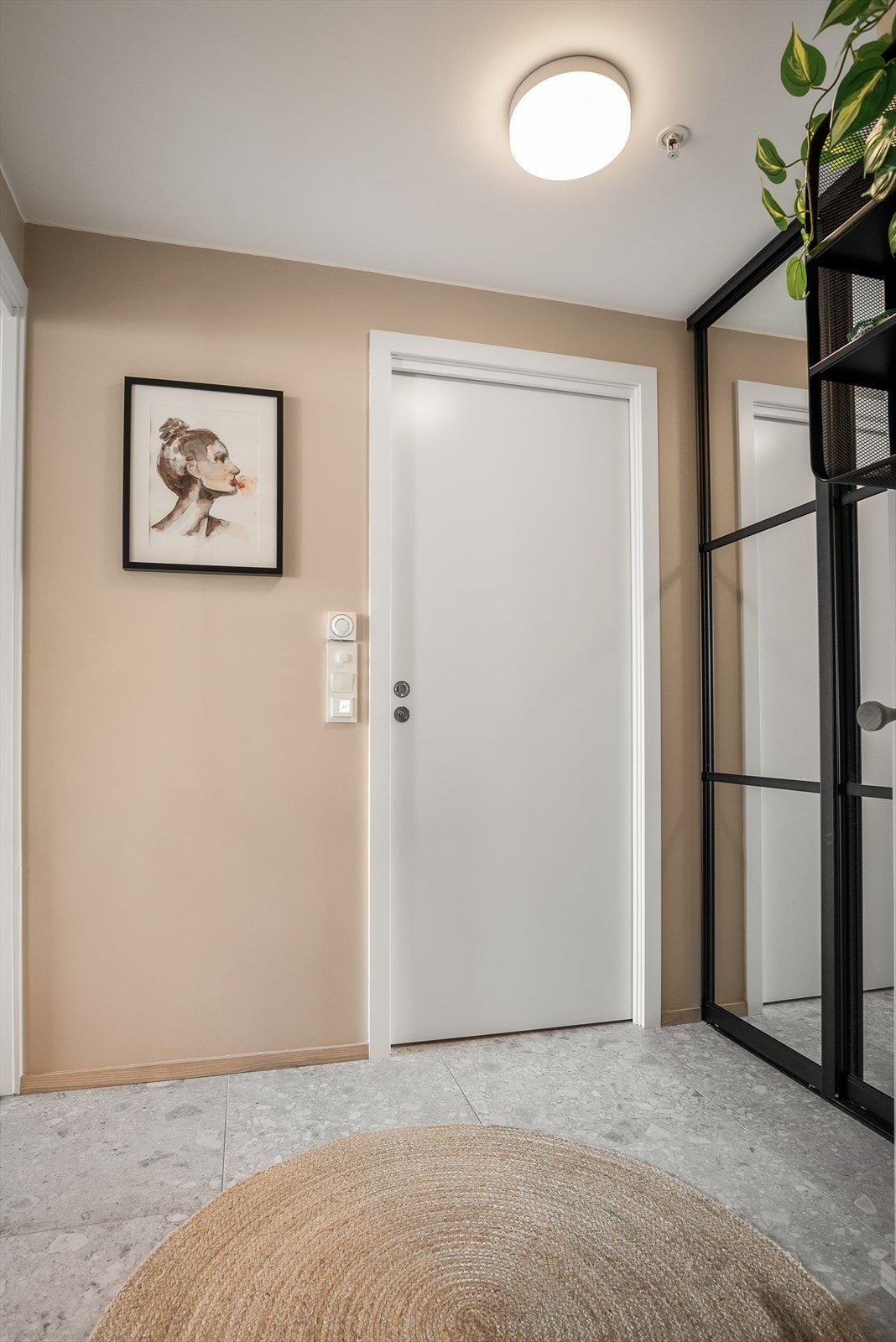 Fra entréen er det adkomst tl bad/vaskerom og til stue/kjøkken. Galleribilde