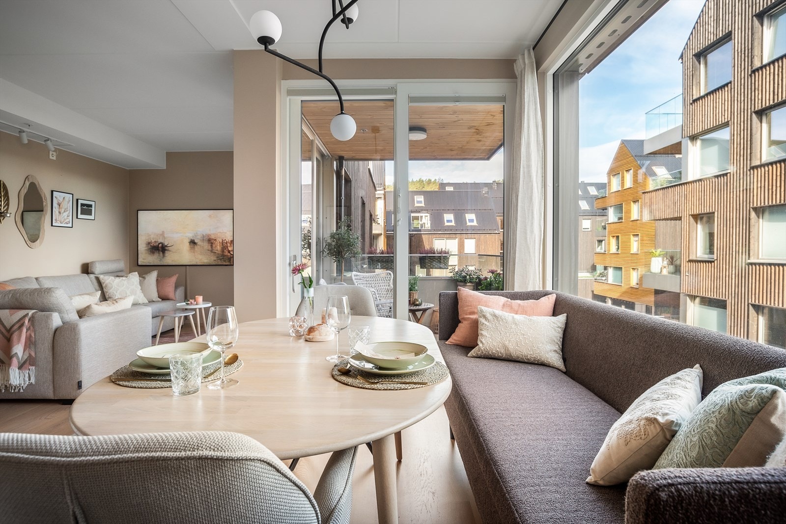 Stuen har en utforming som gir en naturlig stue- og spisestuedel. Galleribilde