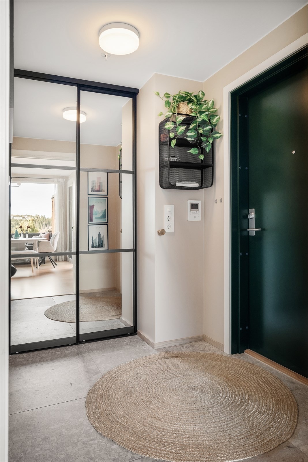 Her kommer man inn i en lys og romslig entré med god plass til oppbevaring av sko- og yttertøy i skyvedørsgarderobe med speilfronter. Galleribilde