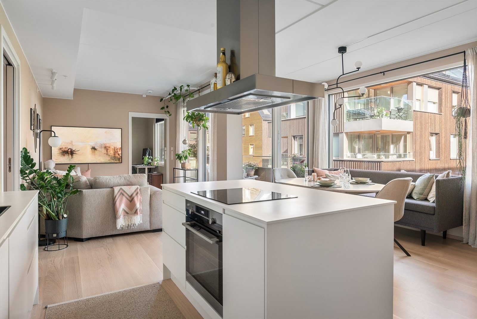 Kjøkkenøy med tak-avtrekk over stekesonen. Galleribilde