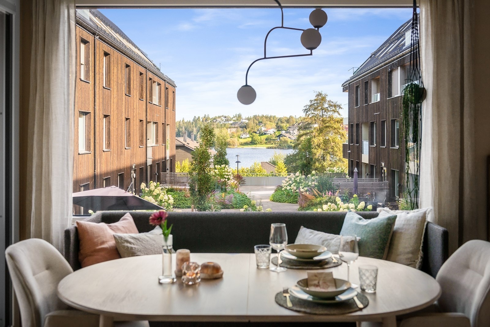 Leiligheten bør oppleves, da romfølelsen og utsikten er enda mer imponerende i virkeligheten enn på bildene. Galleribilde