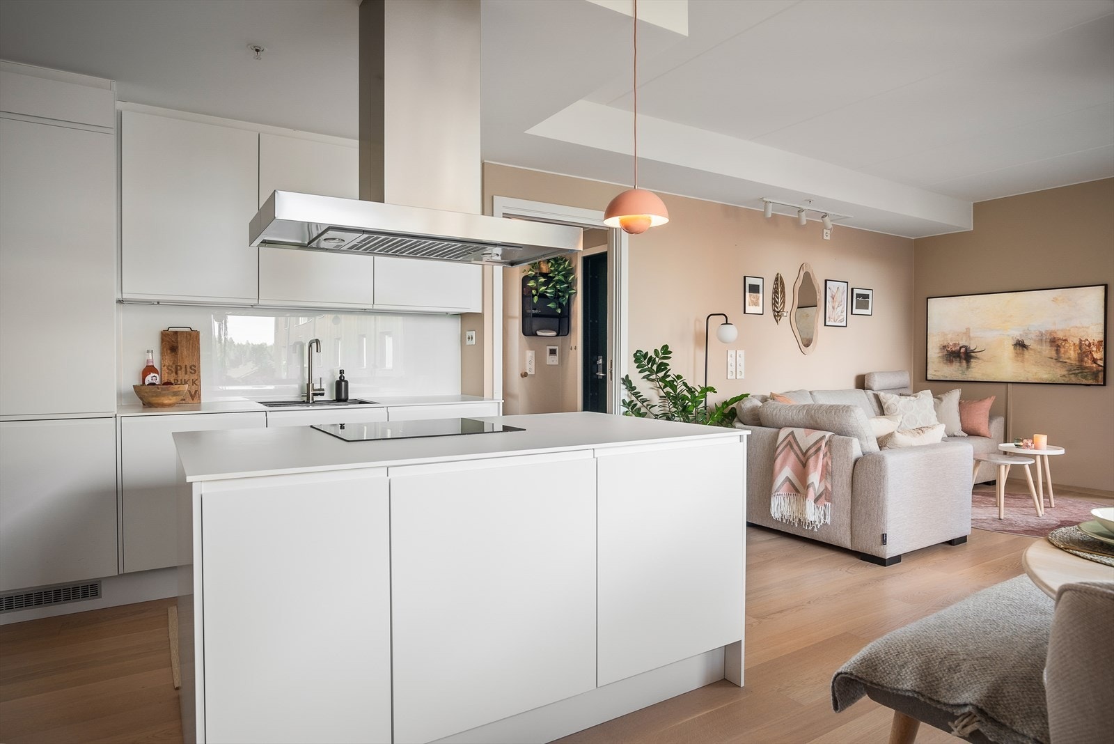 Integrerte hvitevarer inkluderer induksjonsplatetopp, stekeovn, oppvaskmaskin, kjøleskap og fryser. Galleribilde