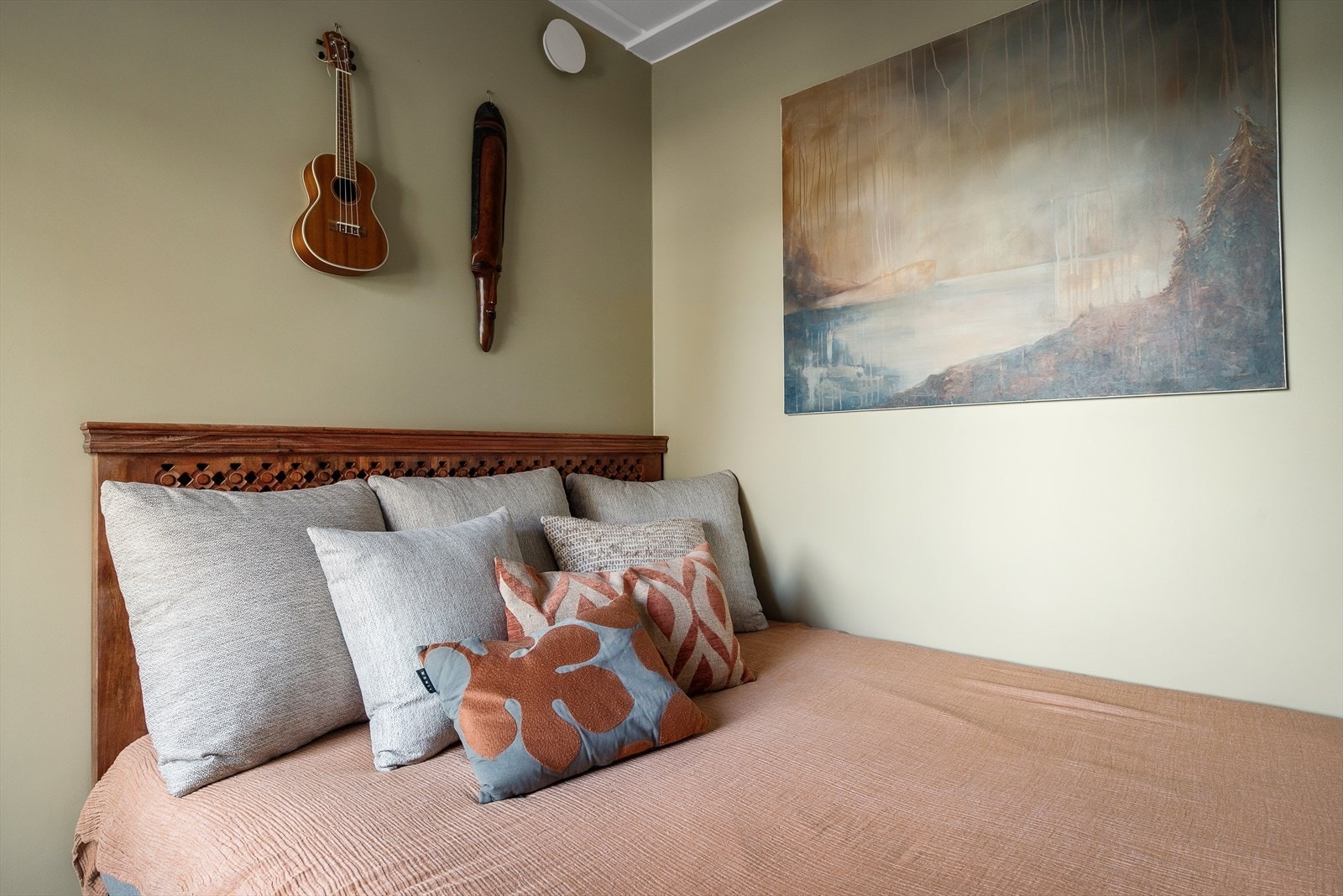 Soverom 2 er innredet med dobbelt seng, kommode og skrivebord Galleribilde