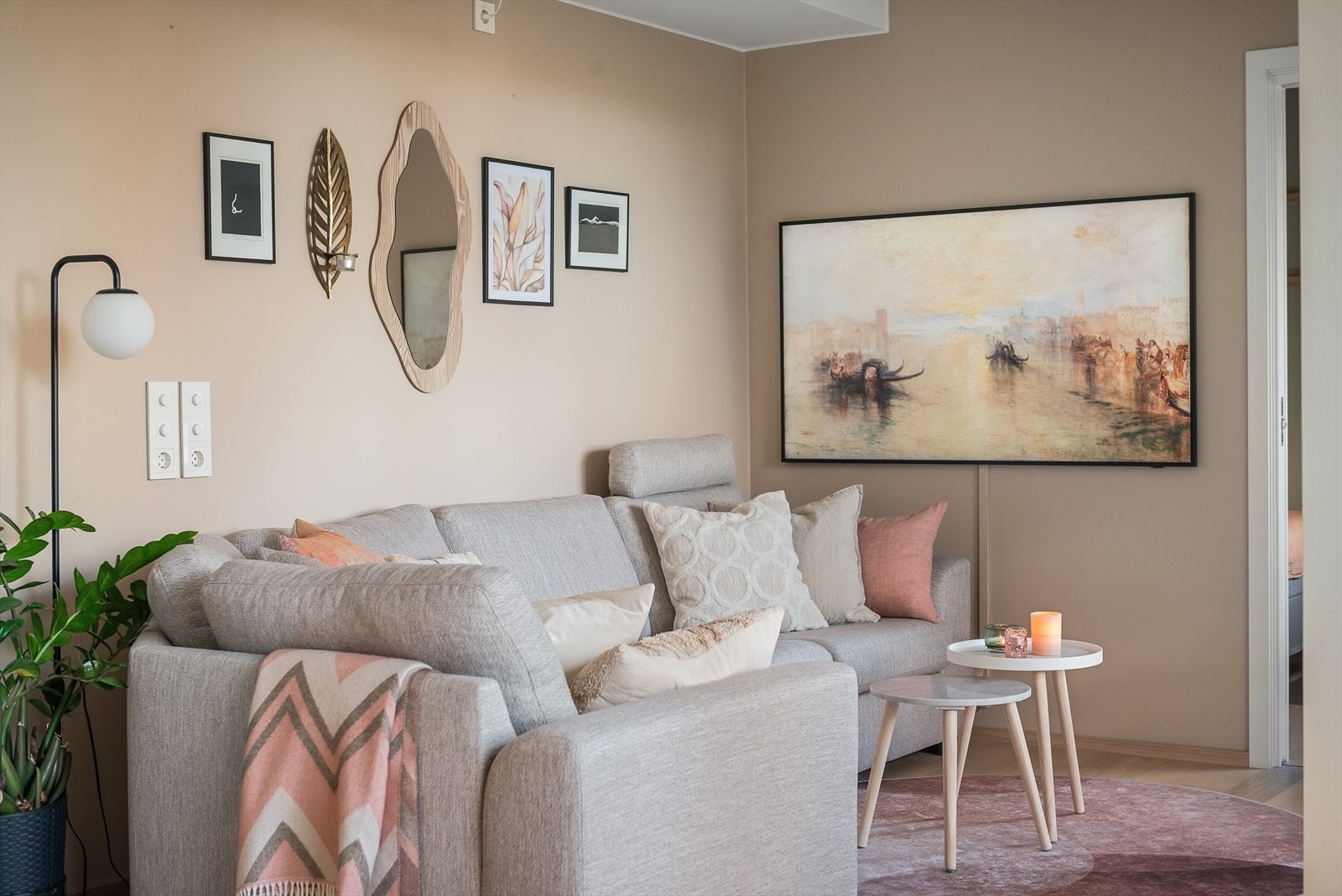 Vegg- og takoverflater er holdt i lyse og tidsriktige farger. Galleribilde