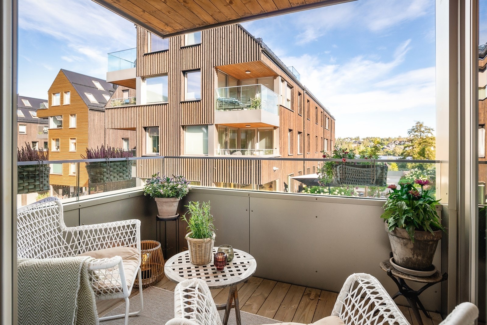 Fra stuen er det utgang til en nord-vestvendt, overbygd balkong på ca. 5 kvm. Galleribilde