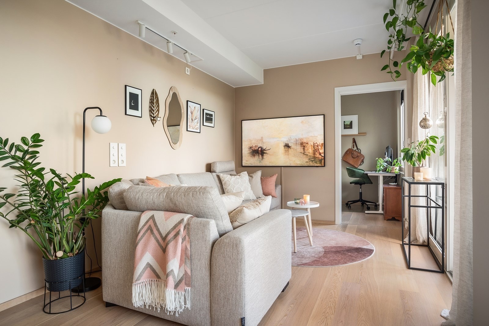 Leiligheten fremstår med høy standard på innredninger, overflater og utstyr. Galleribilde