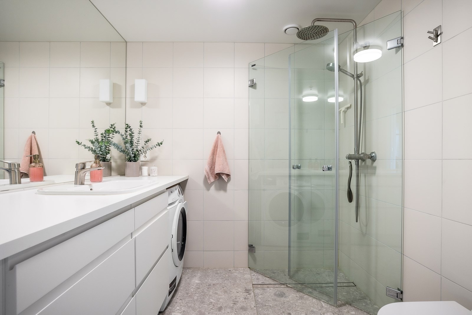 Det andre badet har adkomst fra entréen. Galleribilde