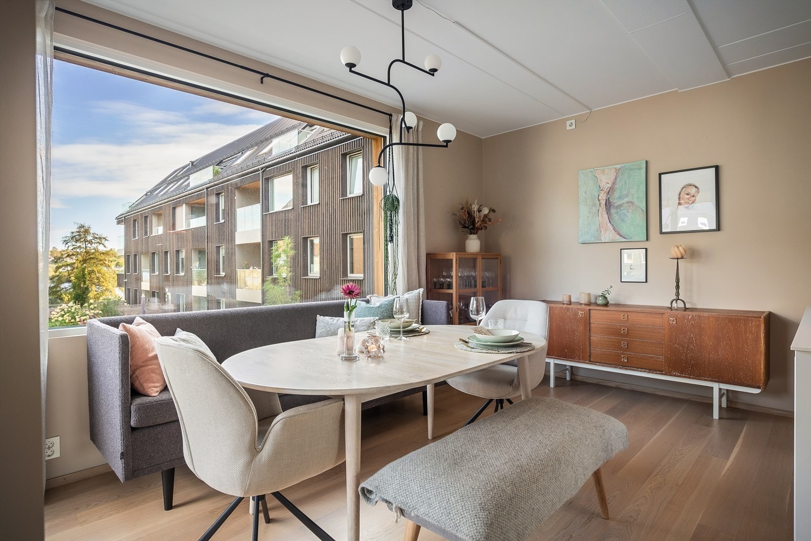 Store vindusflater som sørger for rikelig med naturlig lys. Galleribilde