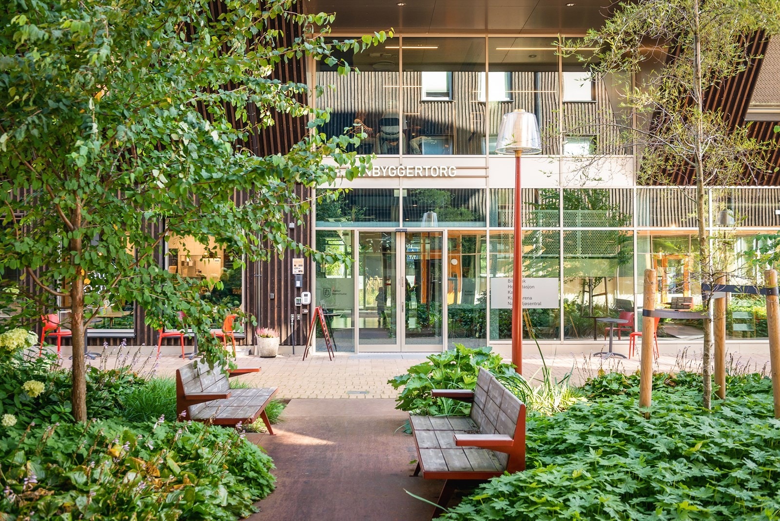 Heggedal innbygger torg er arena hvor du finner Heggedal bibliotek, innbyggerservice, en hyggelig kafe og Heggedal nærmiljøsentral Galleribilde