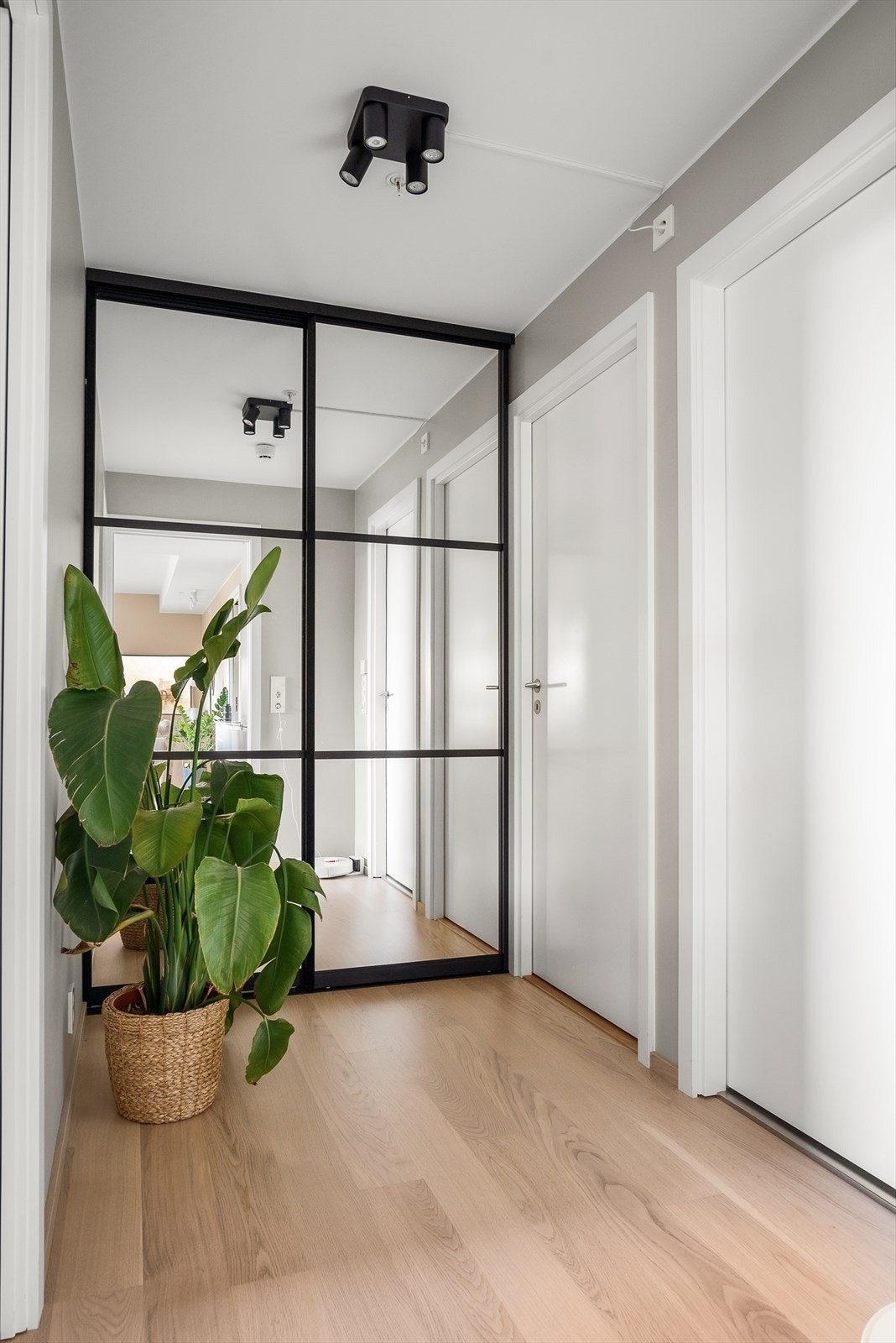 Mellomgang med praktisk skyvedørsgarderobe. Galleribilde