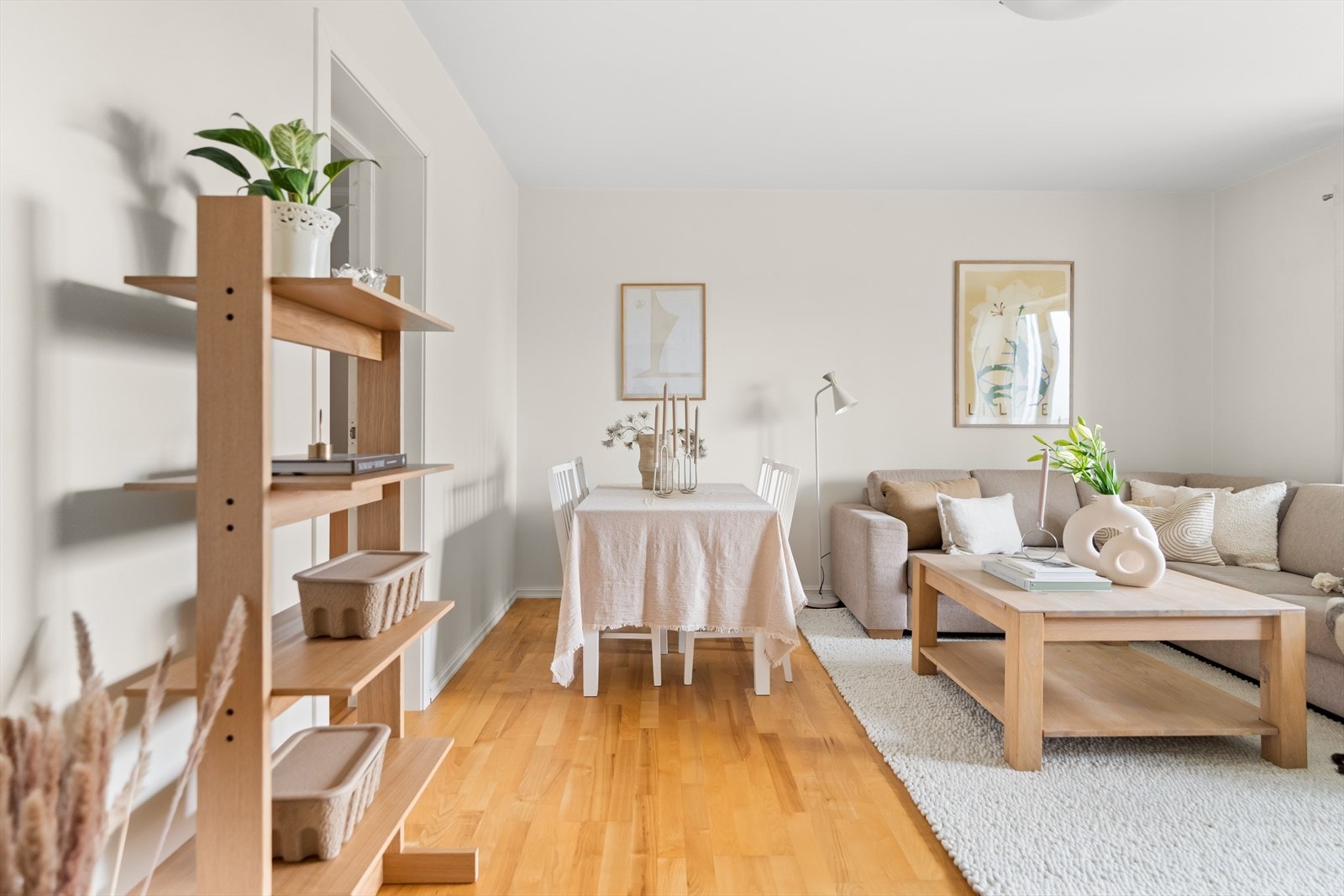 Stuen byr på muligheter for å skape sosiale soner med plass til mange gjester. Du har en naturlig plass til å møblere både med en sofagruppe og en spiseplass for å samle venner og familie til hyggelig samvær. Galleribilde