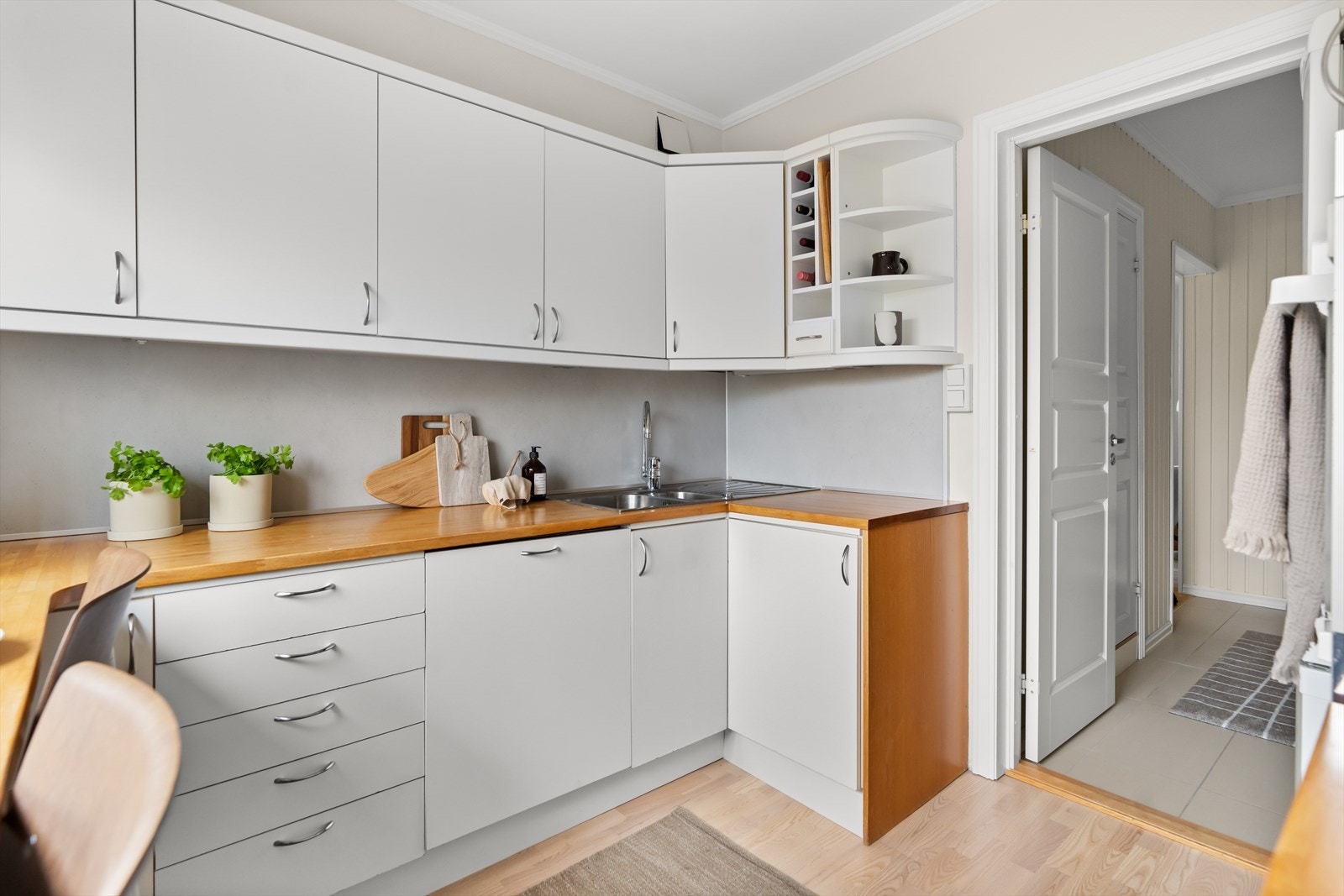 Kjøkkenet har godt med skap- og benkeplass for baking og tilbereding av måltider til familie og venner. Galleribilde