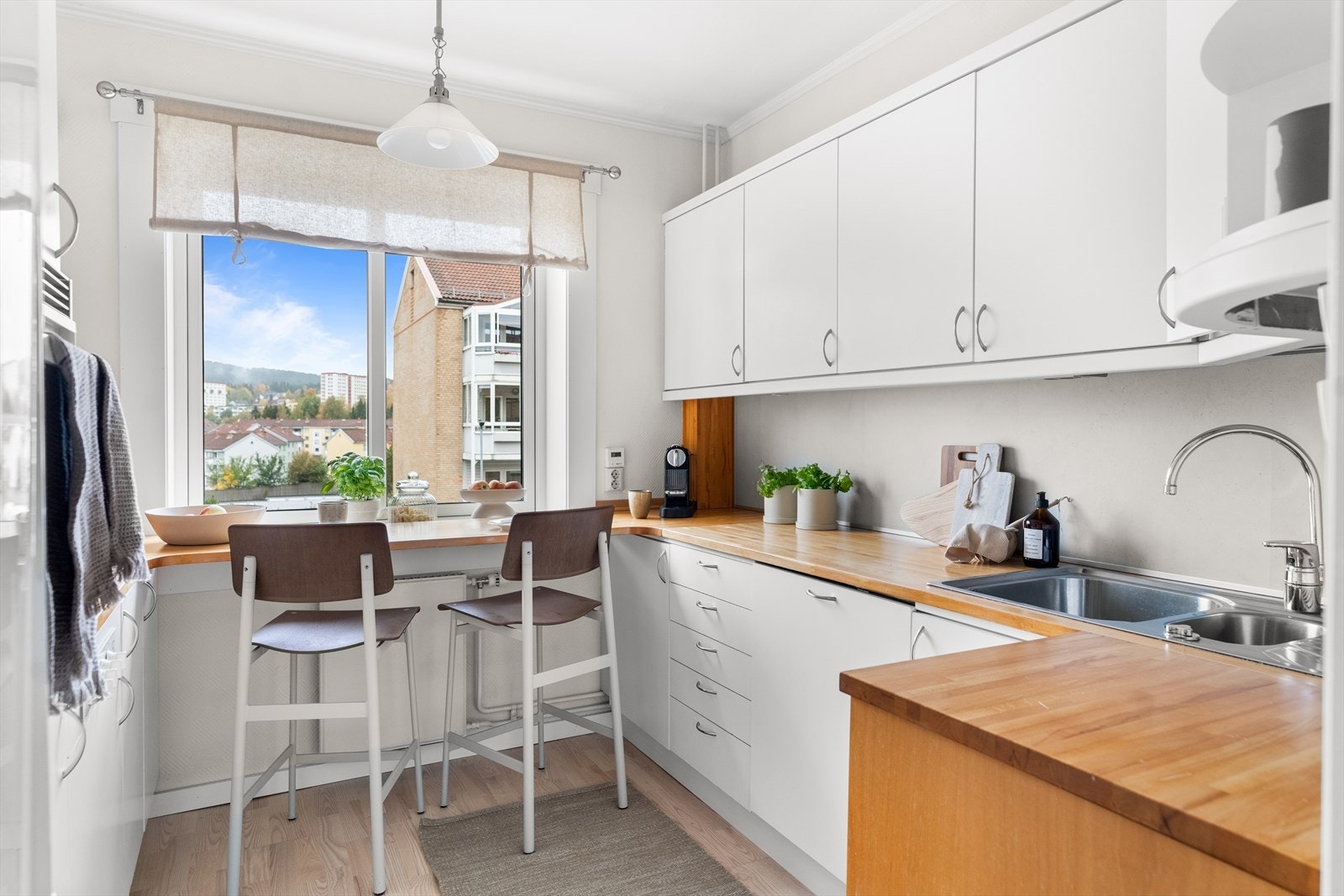 På kjøkkenet finner du en hyggelig spiseplass med vindus utsikt over nærområde. Her kan du slappe av og nyte en god kopp kaffe. Galleribilde