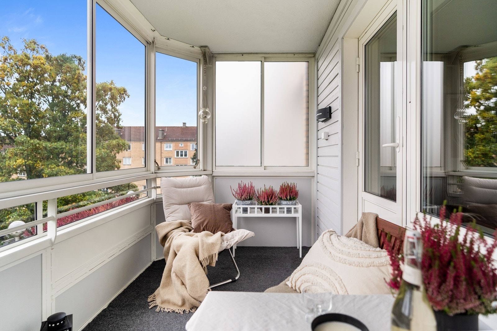 Den herlige innglassede balkongen gir mulighet for å utvide utesesongen. Balkongen er sydvestvendt og ca. 7 kvm. Galleribilde