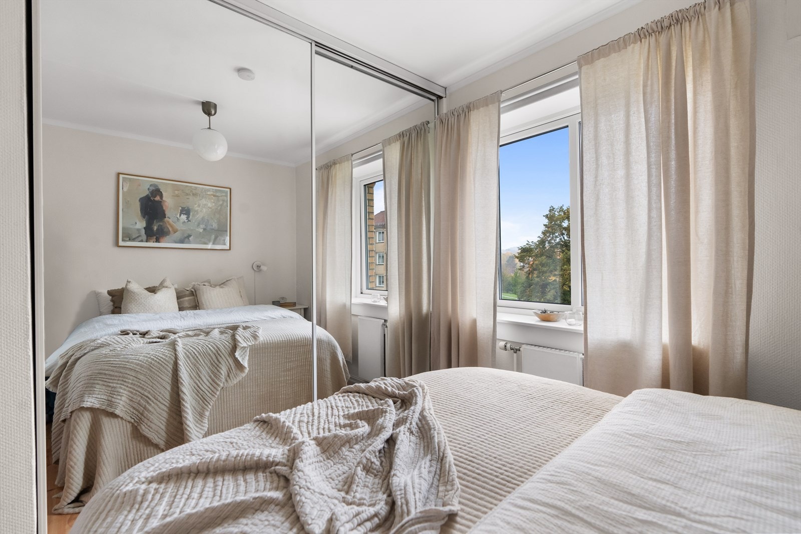 Stort garderobeskap som gir rikelig med oppbevaringsmuligheter. Galleribilde