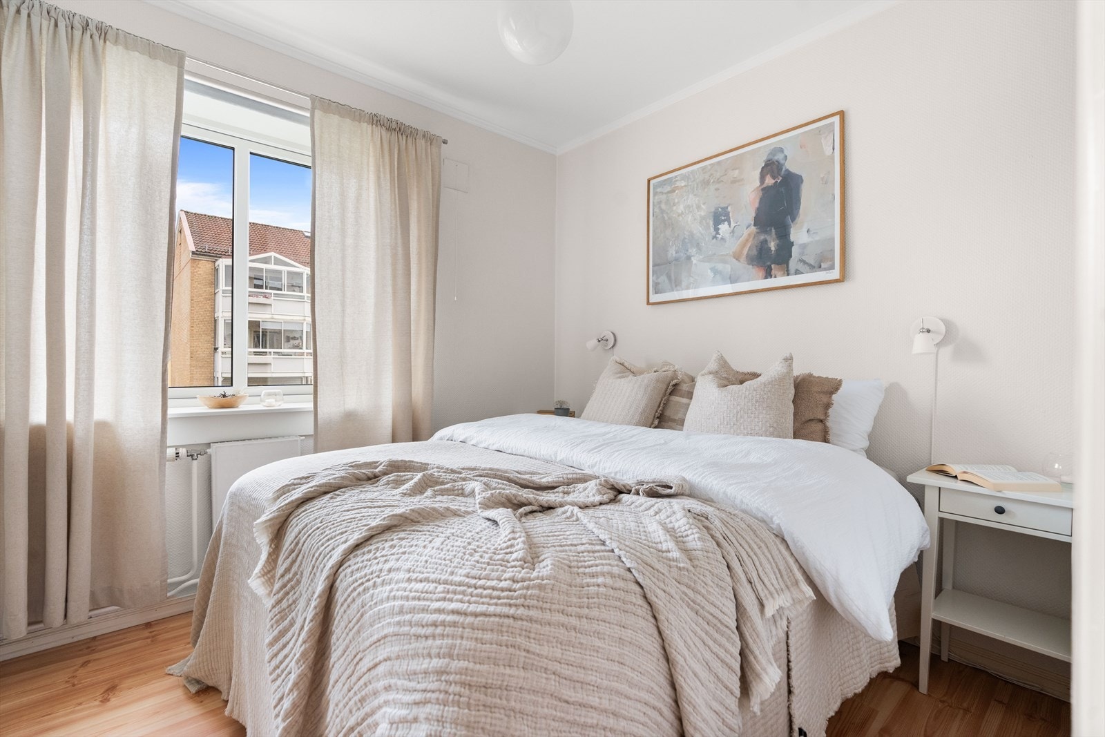 Hovedsoverommet har god størrelse. Det er god plass til dobbeltseng og tilhørende nattbord. Galleribilde