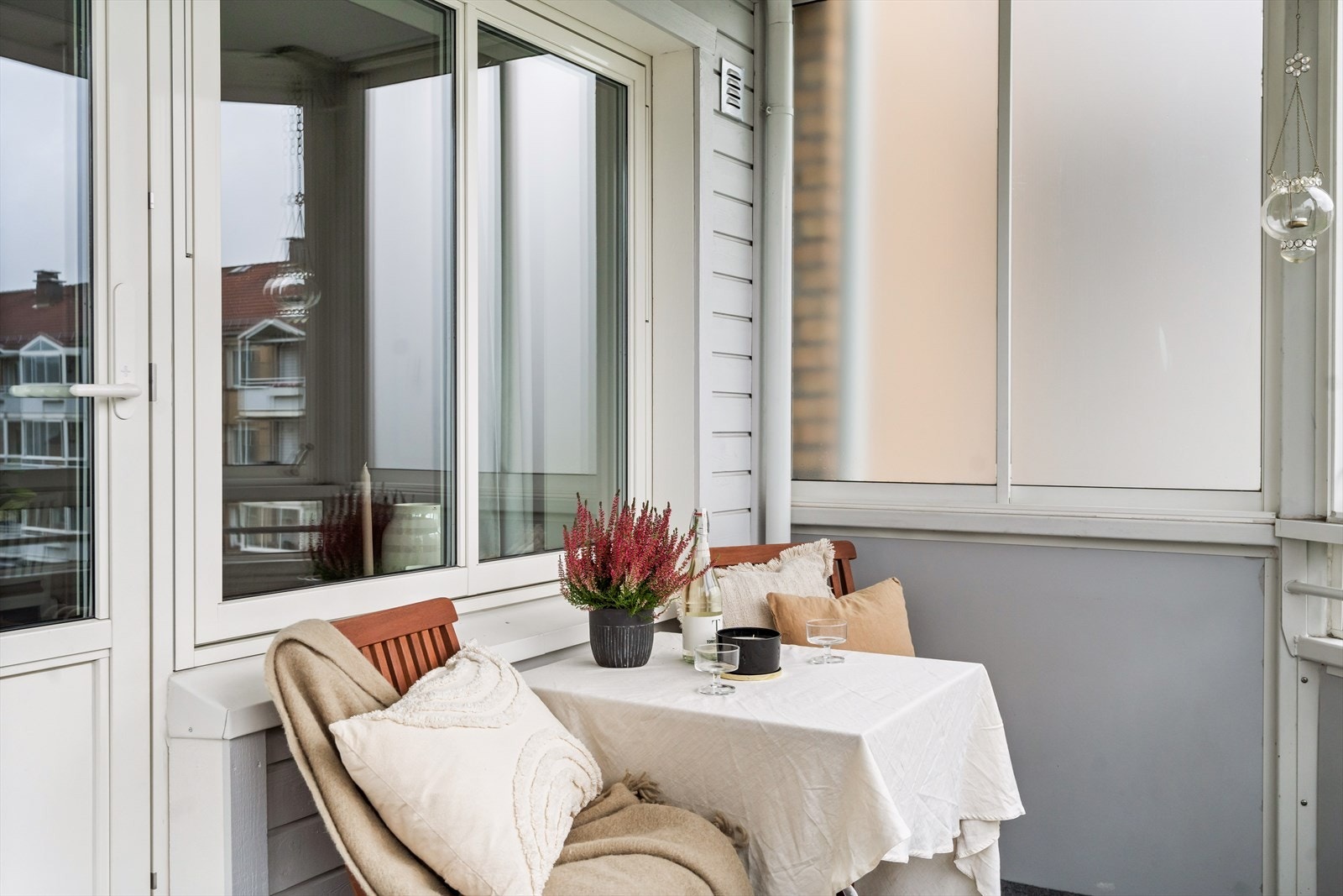 Balkongen gir mulighet for å lage en herlig oase med beplantning og sittegruppe. Galleribilde